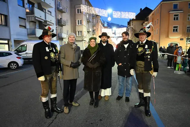 (v.l.)Helmuth Paolazzi (Ehrenmajor des Schützenbataillon Innsbruck), Johannes Anzengruber (Bürgermeister Innsbruck), Mariella Lutz (Stadträtin Innsbruck), Johannes Hohenwarter (Pfarrer Pradl), Christoph Hackl (ISD-Stadtteilkoordination Pradl), Thomas Krautscheinder (Hauptmann Pradler Schützenkompanie) | Foto: Königer