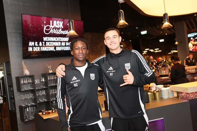 Die Stimmung genossen: Der LASK lud seine Nachwuchstalente zur Weihnachtsfeier in die Raiffeisen Arena ein. | Foto: LASK