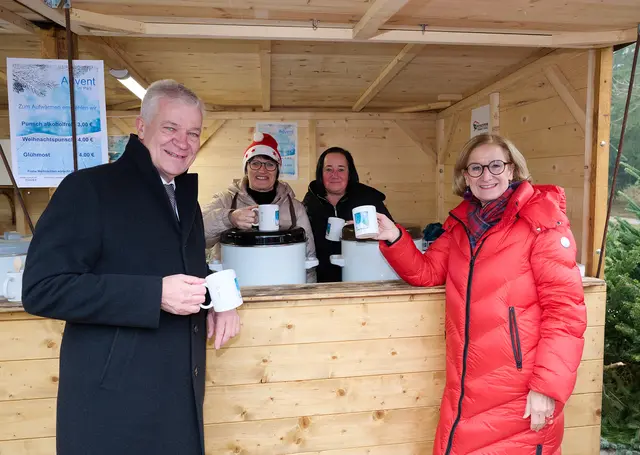 Landesrat Anton Kasser (links) und Landeshauptfrau Johanna Mikl-Leitner (rechts) bei „Advent im Park“ des Landesklinikums Mauer. | Foto: NLK Pfeiffer