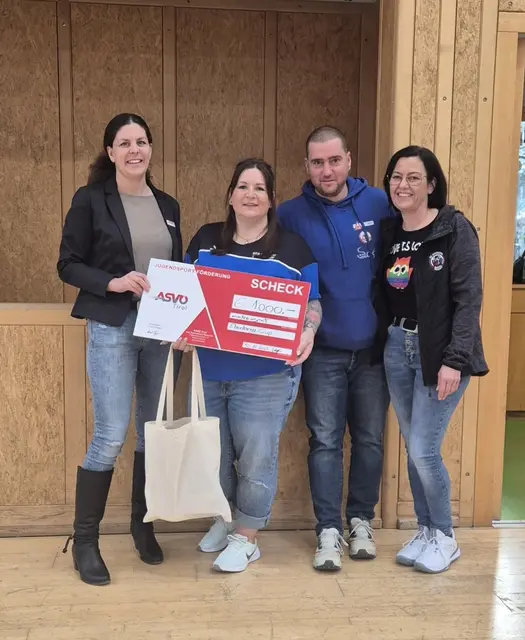 Scheckübergabe durch ASVÖ-Vertreterin Alexandra Breithuber an das EBC-Komitee Sandra Inwinkl, Andreas Frischauf und Tamara Perl (v.l.). | Foto: Ehrnberg-Cup
