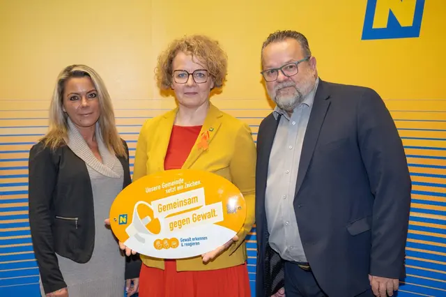 GR Sabine Janu (Vorsitzstellvertreterin, Ausschuss Gesundheit, Bildung &amp; Generationen), Frauen-Landesrätin Christiane Teschl-Hofmeister, GR Michael Strozer (Vorsitzender, Ausschuss Gesundheit, Bildung &amp; Generationen) | Foto: Pressedienst - Land NÖ