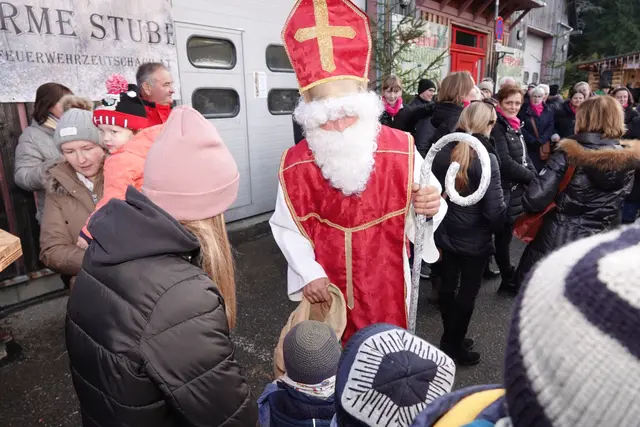 Der Nikolaus ließ es sich nicht nehmen ebenfalls beim Bergadvent vorbeizuschauen. | Foto: MeinBezirk/Michael Blinzer