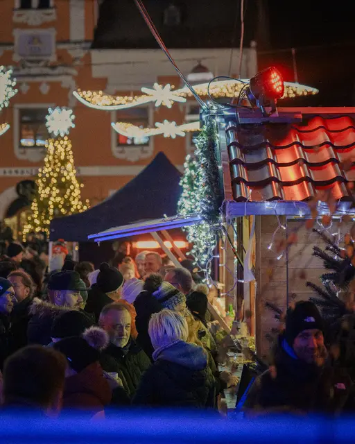 Die weihnachtliche Stimmung am Hauptplatz genießen alljährlich unzählige Besucherinnen und Besucher. | Foto: Stadt Kapfenberg