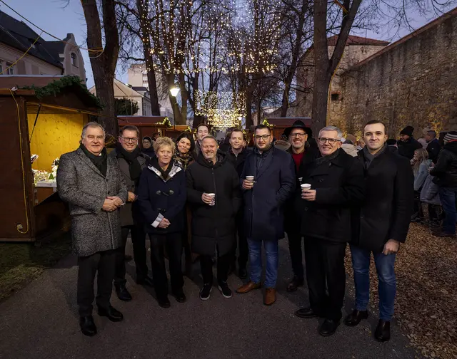 1: Stadtrat LAbg. Franz Dinhobl, Gemeinderat LAbg. Matthias Zauner, Europamittelschul-Direktorin Claudia Schlager, VS Baumkirchnerring-Direktorin Jasmin Steinböck, Gemeinderat Clemens Stocker, Zweiter Vizebürgermeister LAbg. Rainer Spenger, Gemeinderat Niki Dopler, Stadtrat LAbg. Philipp Gerstenmayer, Stadtrat Norbert Horvath, Klubsprecher Christian Hoffmann und Stadtrat Kevin Pfann. | Foto: Stadt WRN, Sascha Trimmel