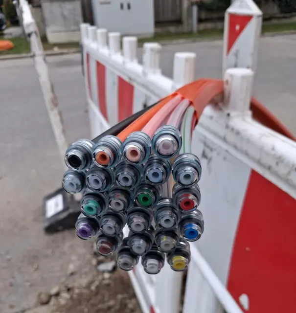 Baustellenarbeiten zur Verlegung von Glasfaserkabeln. | Foto: Gemeinde Groß-Enzersdorf