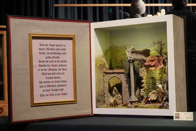 Ein besonderes Kunstwerk: Die Krippe als erste Geschichte in einem Buch inszeniert.  | Foto: AMG