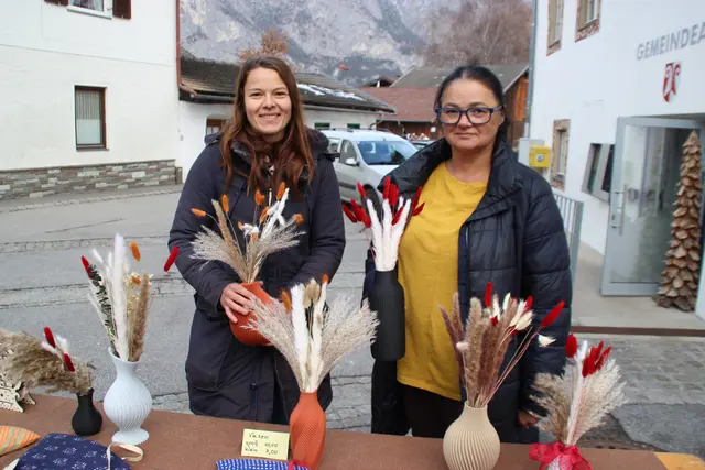 Die rührige Hauptorganisatorinnen des Kemater Adventmarktes: Claudia Ruetz-Knitel (r.) und ihre mitarbeitende Tochter Bettina.  | Foto: Jordan