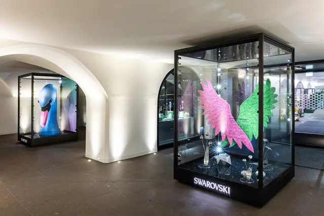 So fliegen strahlende Geschöpfe: Zwei der neuen Stages des niederländischen Künstlers Marcel van Doorn vor dem Swarovski Kristallwelten Store in der Innsbrucker Altstadt.

 | Foto: Swarovski Kristallwelten