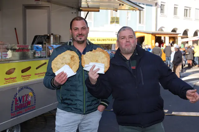 Langos ist eine typische Marktspeise, traditionell mit Knoblauch, die sich die Marktbesucher schmecken lassen | Foto: MeinBezirk/Johann Schleich