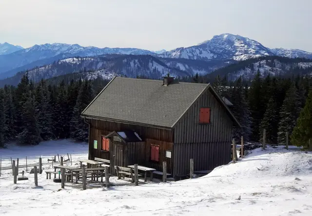Die Halterhütte "Auf der Brach", dahinter der Dürrenstein