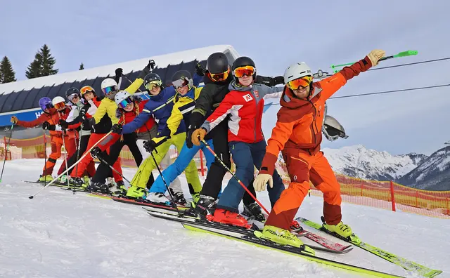 Skifahrer jubeln: Die Skiregion Dachstein West startet bereits am 29. November in die neue Saison. | Foto: Hörmandinger (Archivfoto)