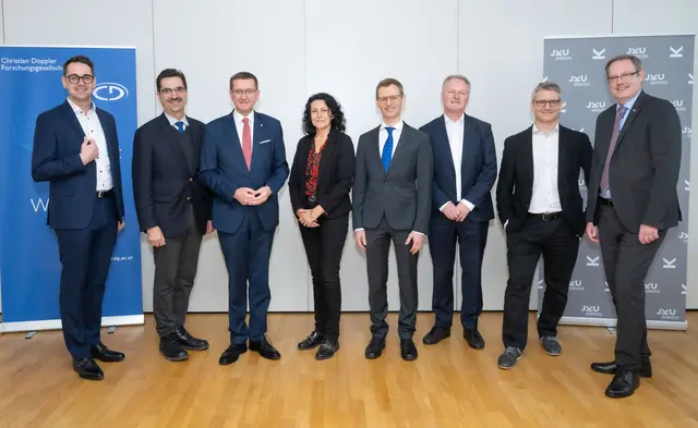 Von links: Kurt Satzinger (Leiter Forschung voestalpine), Martin Gerzabek (Präsident der CD-Forschungsgesellschaft), Landesrat Markus Achleitner (ÖVP), Alberta Bonanni (Vizerektorin für Forschung und Internationales der JKU), Oliver Lang (Leiter CD-Labor), Johann Reisinger (Leiter F&amp;E Mechatronik voestalpine), Stefan Schuster (Senior Expert voestalpine), Stefan Koch (Rektor der JKU)
 | Foto: JKU Linz