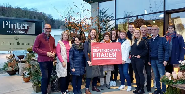 Der ÖGB Regionalfrauenvorstand Südweststeiermark mit GF Markus Pinter vor dem neu gestalteten Eingang  | Foto: ÖGB Regionalfrauenvorstand