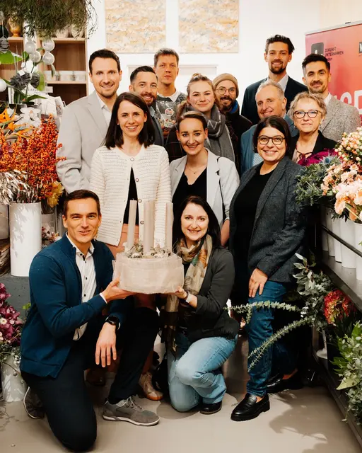 Christiane Chwala-Gruber und Ulrich Gruber (rechts) führten JW-Bezirksvorsitzenden Harald Schachl (hinten links) und die Gäste des Netzwerktreffs durch ihr Unternehmen. | Foto: zVg