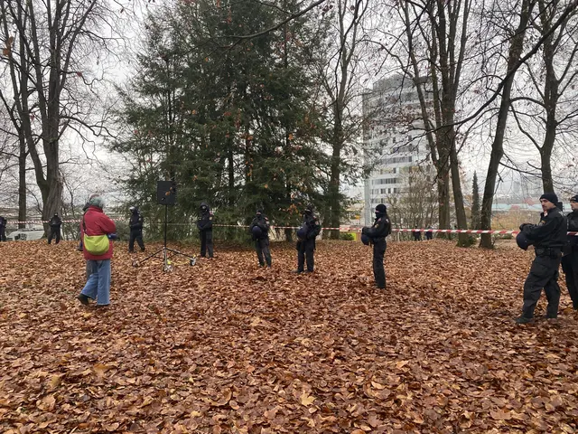 Die Polizei bewacht das großräumig abgesperrte Gelände im Bergschlösselpark. | Foto: Weninger/privat