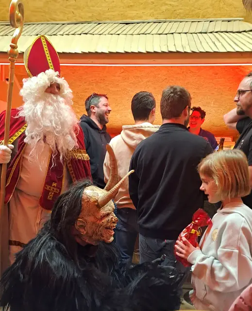 Vom Nikolaus und Krampus gab es zum Schluss für jeden Besucher noch ein kleines Sackerl. | Foto: Privat