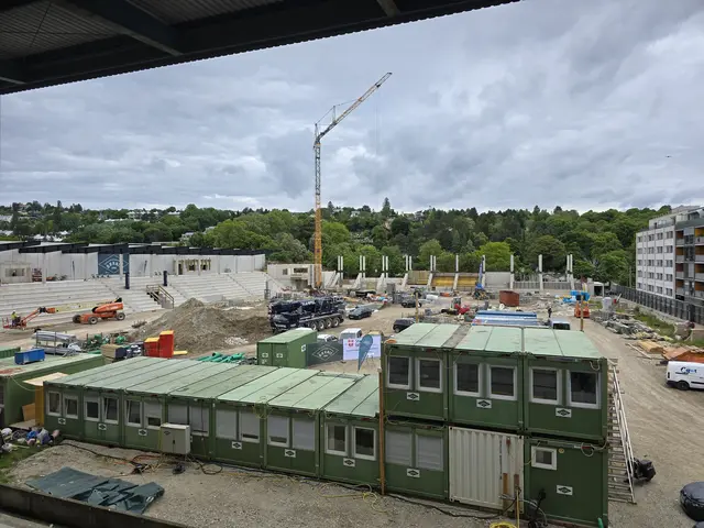 Links steht die Westribühne bereits fast in ihrer Vollständigkeit. Bei der Friedhofstribüne ist hingegen schon der Rohbau fertig.  | Foto: Ipirotis/MeinBezirk