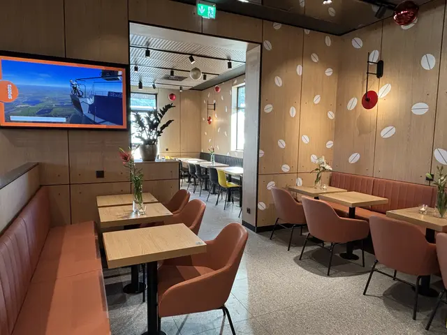 Der Gastraum der McDonald’s-Filiale wurde komplett umgestaltet, inklusive eines neuen McCafés.  | Foto: Kendlbacher