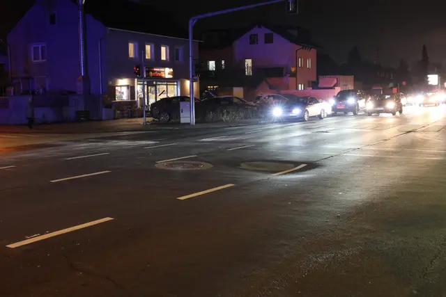 Komplett demoliert: Ein Audi und ein BMW stoßen auf einer Kreuzung auf der Salzburgerstraße in Wels zusammen. | Foto: laumat.at