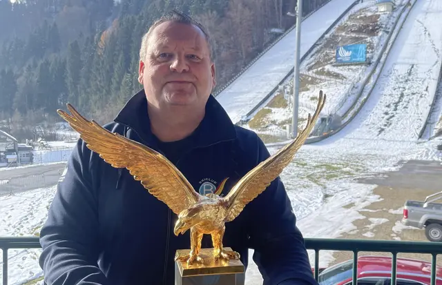 Manfred Schützenhofer mit dem Adler, der Siegestrophäe der prestigeträchtigen Vierschanzentournee. | Foto: Skiclub Bischofshofen