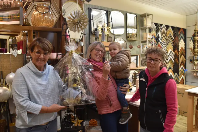 Weihnachtseinkauf in Scheibbs: Kundin Barbara Wurzer-Ramsauer (M.) mit Benedikt Wurzer bei den "RahmenDamen" Gisela Resel und Alexandra Pfeiffer | Foto: Roland Mayr/MeinBezirk Scheibbs