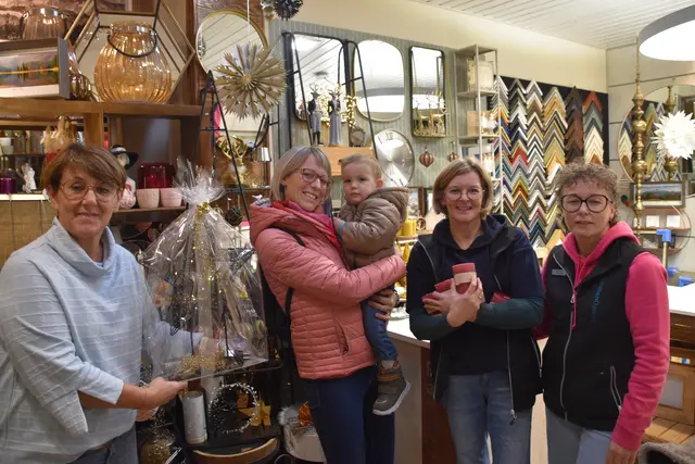 Weihnachtseinkauf in Scheibbs: Kundin Barbara Wurzer-Ramsauer (2.v.l.) mit Benedikt Wurzer bei den "RahmenDamen" Gisela Resel, Monika Hörhan und Alexandra Pfeiffer | Foto: Roland Mayr/MeinBezirk Scheibbs