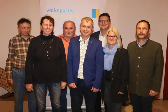 Gemeindeparteiobmann Bgm. Andreas Fleischl (m.) und sein Vorstand. LAbg. Franz Linsbauer gratulierte zur Wahl. | Foto: Herbert Gschweidl