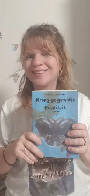 Carina Kückelhaus mit ihrem Buch "Krieg gegen die Realität". | Foto: Carina Kückelhaus
