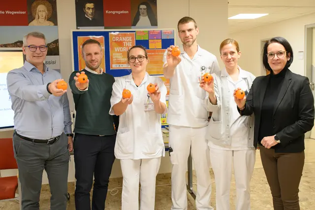 Als Teil der UN-Kampagne "Orange the World" stellt das Krankenhaus Braunau vom 25. November bis 10. Dezember verstärkt Informationen für Opfer häuslicher Gewalt bereit. | Foto: Krankenhaus Braunau