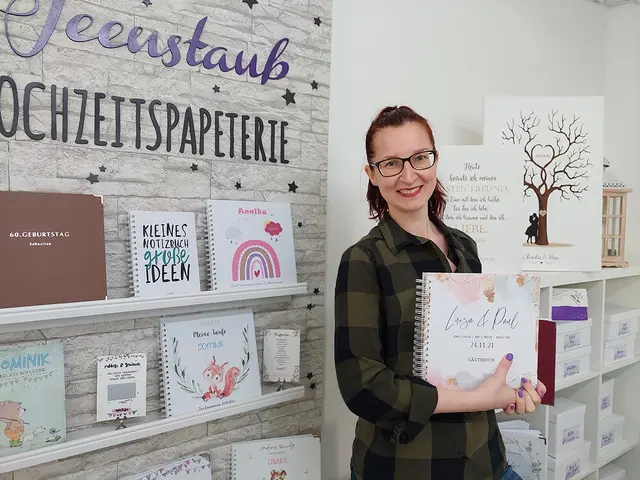 Katharina Ivany von der Papeterie Feenstaub: "Ich würde mir viel weniger Durchzugsverkehr auf der Favoritenstraße wünschen: Zu Stoßzeiten ist es hier wirklich sehr laut und Radfahrer haben auf den Fahrbahnen fast überhaupt keinen Platz mehr." | Foto: Feenstaub