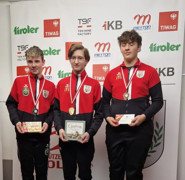 Julian Mayrhofer (Mitte) siegte beim Grand Prix of Tyrol. Bronze ging an Mattheo Egger, DSG Union Naarn, rechts. Tobias Starzinger, Theuerwang wurde 2.  | Foto: Peter Mayrhofer