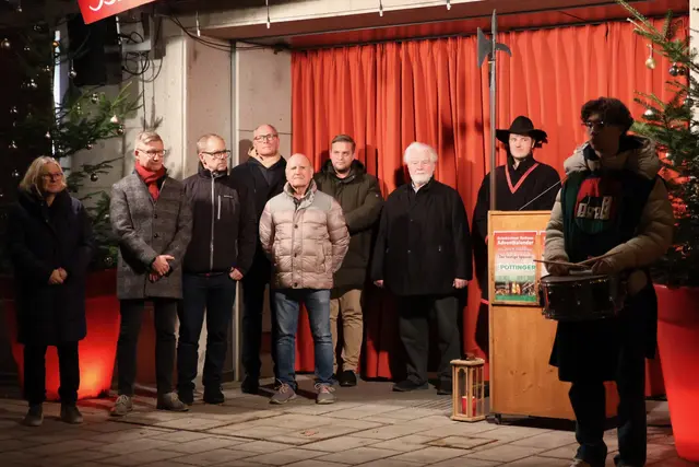 Lilli Brauneis, Markus Baldinger, Günter Haslberger, Thomas Wimleitner, Peter Pachner, Sebastian Wolfram und Hans Plohberger mit Nachtwächter und Trommler | Foto: MeinBezirk/Constance Haslberger