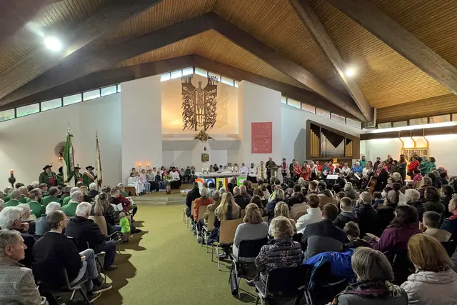 Hohe Feiertage und Anlässe: Bis auf den letzten Platz gefüllt war die Auferstehungskirche in Telfs zum 50-jährigen Bestehen. | Foto: MG Telfs / Dietrich