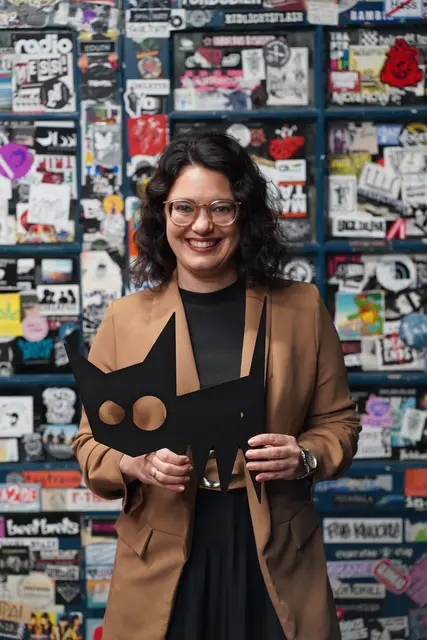 Marketinglady Karin Rettenbacher, Sparkasse Wiener Neustadt holte sich ihre Mäzene-Katze ab. | Foto: Verein Jugend und Kultur / Steiner