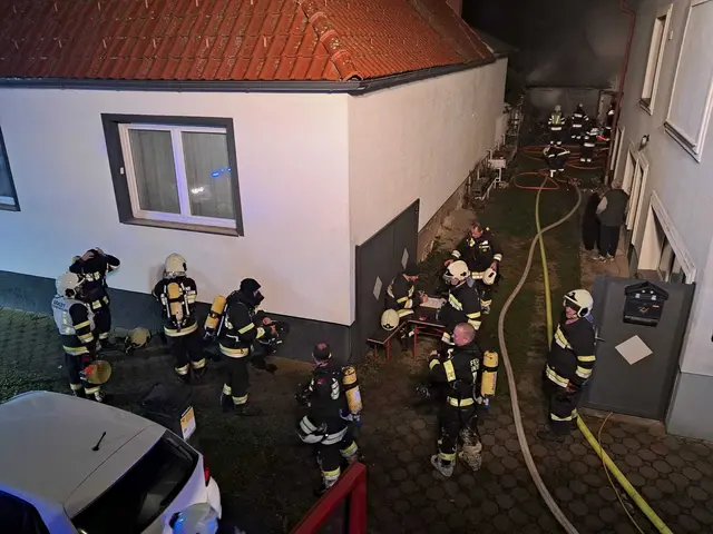 Die Einsatzkräfte der Feuerwehr beim Löscheinsatz in der brennenden Garage. | Foto: FF Deutschkreutz-Girm