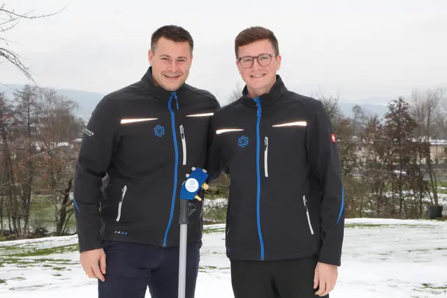 Martin und Paul Gassner (von links) haben Erfindergeist bewiesen und eine Schneilanze für den Hausgebrauch entwickelt. | Foto: Veronika Mair