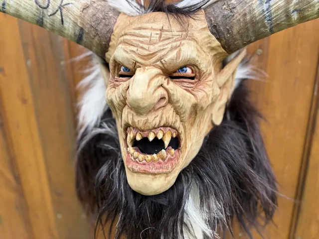 Je nach Größe wiegen die Masken zwischen fünf und 15 Kilogramm. | Foto: Marcel Leprich