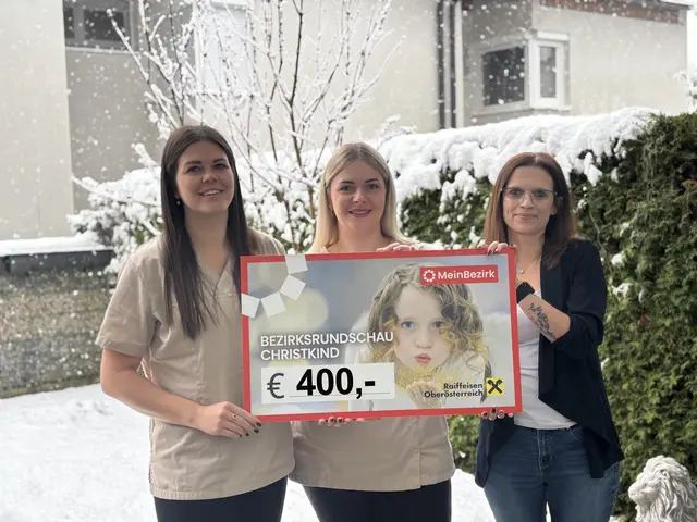 Theresa Lorenz und Lisa Namani, Inhaberinnen der Humanitas OG, mit MeinBezirk-Werbeberaterin Linda Schneider (v.l.) | Foto: MeinBezirk/Cserkits