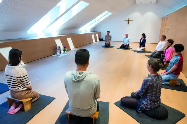 Exerzitien werden in Lainz auch im Dachgeschoß des Kardinal König Hauses abgehalten: Auf Gebetsschemeln werden etwa Textstellen aus der Bibel meditiert. Pater Josef Maureder hat den Bereich Exerzitien und Spiritualität im Kardinal König Haus seit 2015 geleitet. | Foto: Kardinal König Haus