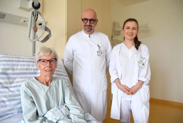 Primar Dimitre Staykov und Fachärztin Stefanie Zach mit Frau L. nach ihrer ersten Infusion. | Foto: KHBB Eisenstadt