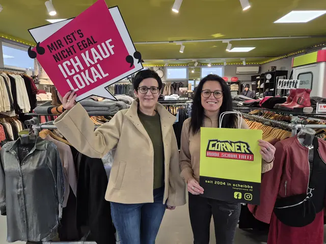 WKNÖ-Bezirksstellenobfrau Silvia Teufl im Corner.Mode.Schuh-Treff in Scheibbs von Inhaberin Monika Zulehner mit Mitarbeiterin Claudia Höfler | Foto: Augustin Reichenvater/Wirtschaftskammer Scheibbs