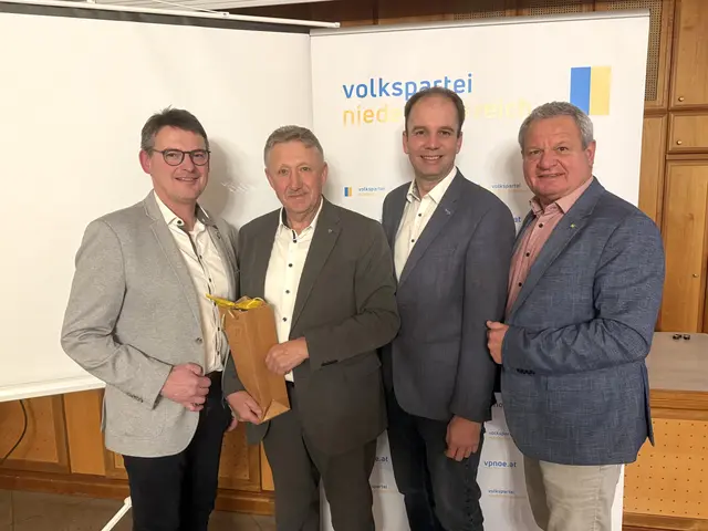 Zum Abschied würdigte LAbg. Franz Linsbauer den scheidenden Leopold Winkelhofer. Auch Bgm. Andreas Boigenfürst und BGF Herbert Gschweidl dankten (v.l.). | Foto: Herbert Gschweidl