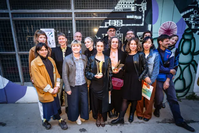 Die 2025 prämierten Künstlerinnen und Künstler und die Fachjury versammelten sich zuletzt für die Verleihung im Kollektiv Kaorle. | Foto: Michael Mazohl