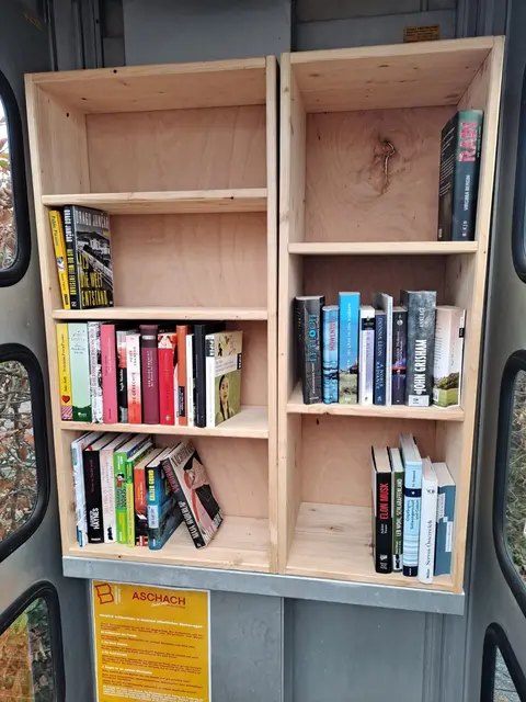 Die Büchertauschzelle findet man am Kirchenplatz, neben der Bushaltestelle. | Foto: Dietmar Groiss, Judith Wassermair
