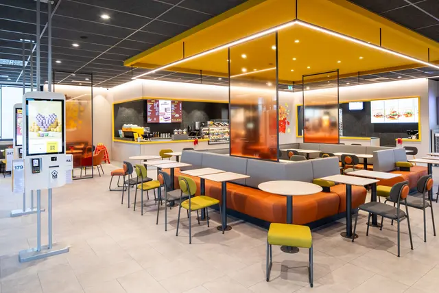 Das Restaurant empfängt die Gäste nach einer Bauzeit von rund vier Monaten in hellen Räumen mit 128 Sitzplätzen im Innenbereich sowie 56 Plätzen auf der Terrasse. | Foto: McDonald’s Österreich