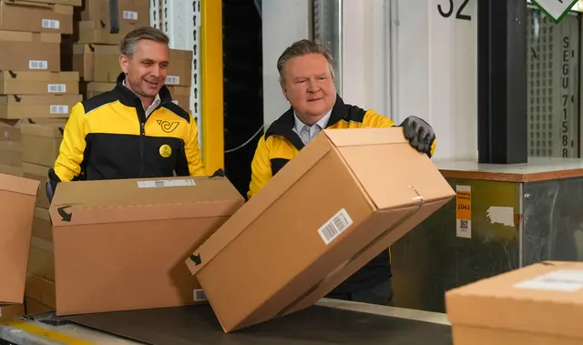Wirtschaftsminister Wolfgang Hattmannsdorfer (l., ÖVP) und Wiens Bürgermeister Michael Ludwig (SPÖ) halfen im Verteilzentrum Liesing aus. | Foto: Andreas Pölzl/MeinBezirk