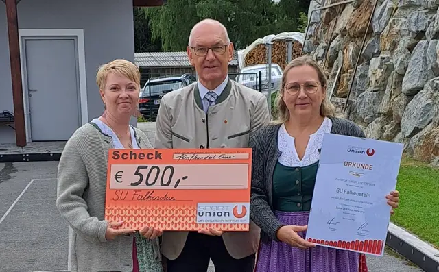 Karin Zink, Obfrau der SU Falkenstein, hier mit Vereins-Schriftführerin Lydia Gruber (l.) und 
Sportunion-Präsident Stefan Herker bei der 50-Jahr-Feier des Vereins. Zink erhielt nun das Landessportehrenzeichen in Gold.  | Foto: SU Falkenstein