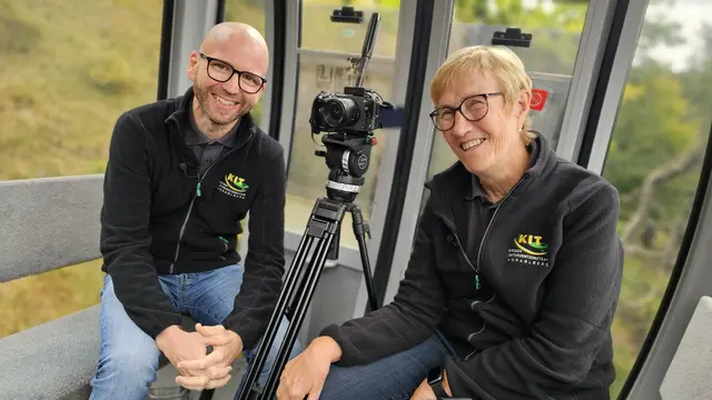 Foto: KIT Mitarbeiterin Maria Hrach und KIT Obmann Thomas Stubler vom Krieseninterventionsteam Vorarlberg sind zu Gast bei Andreas Seeburger in der LÄNDLE TV Fernsehgondel am Muttersberg.