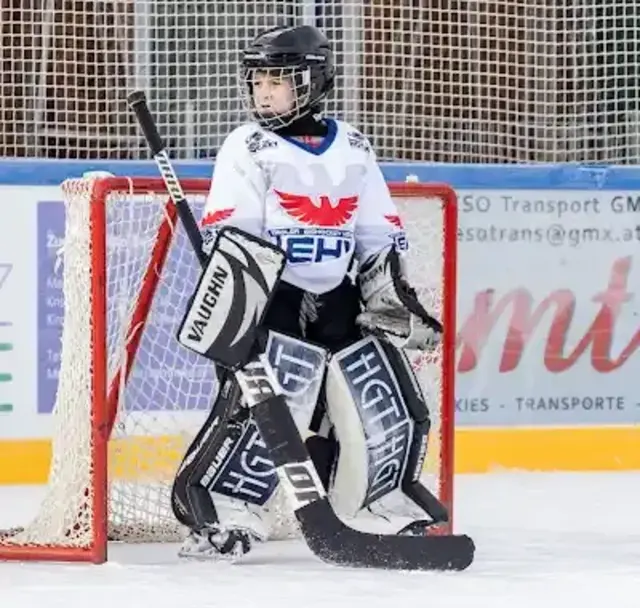 U9 Eishockey Torhüter mit voller Konzentration | Foto: Yael Benedik