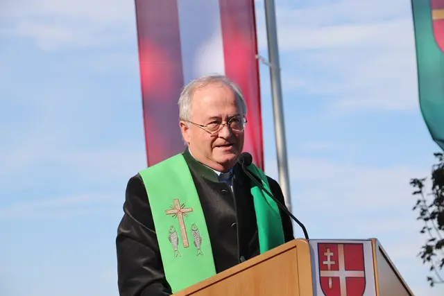 Pater Paulus Kamper, im Bild bei der Segnung des Kindergartens Sankt Bartholomä, feiert seinen 70. Geburtstag. | Foto: Edith Ertl